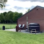 Dalem Met Hottub En Landelijk Holiday home Hapert
